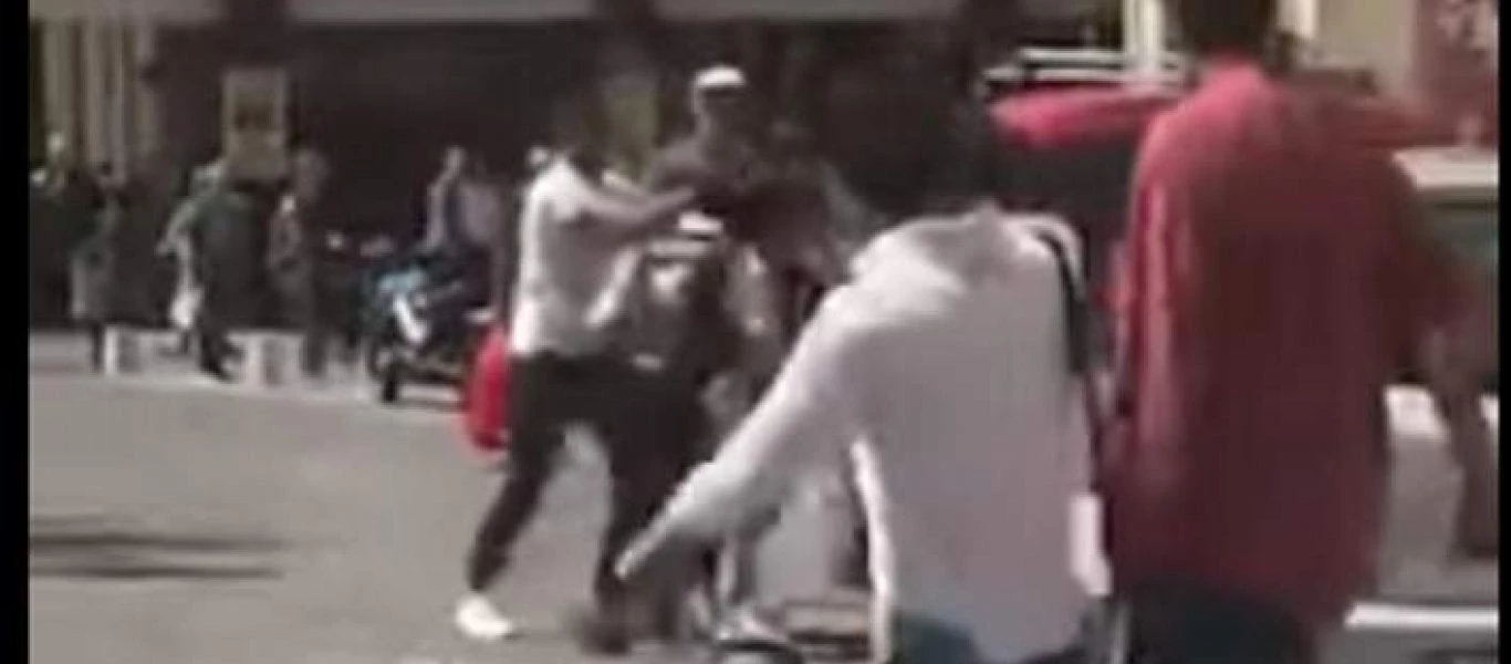 Toν ισοπέδωσε: Ελληνας έριξε νοκ-άουτ Πακιστανό ληστή στη Θεσσαλονίκη – Αριστερό, δεξί κροσέ και… κάτω – Εφαγε το ξύλο της χρονιάς του